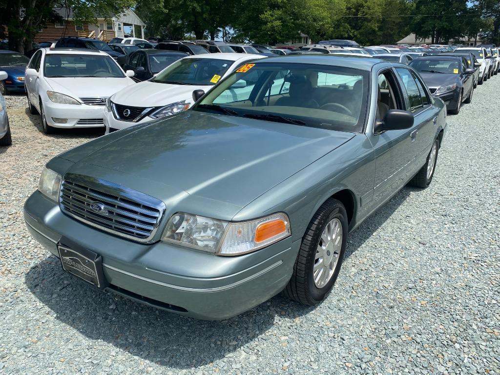 2005 Ford Crown Victoria LX's photo